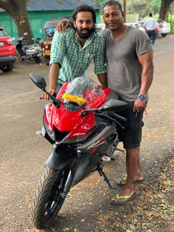 யமஹா ஆர்15 வி3 பைக்கை பயிற்சியாளருக்கு பரிசாக வழங்கிய பிரபல நடிகர்: யார் என தெரியுமா?