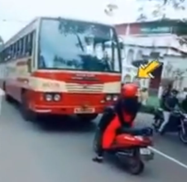 தவறான பாதையில் வேகமாக வந்த அரசு பேருந்து... துணிச்சலாக எதிரில் நின்ற பெண்... வைரல் வீடியோ!