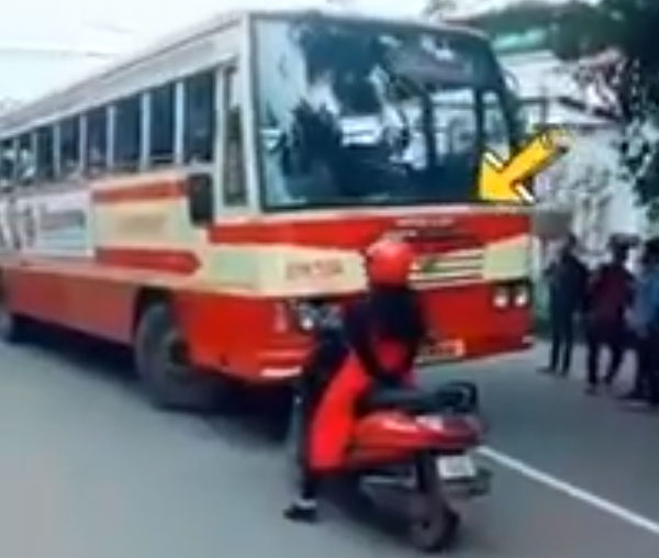 தவறான பாதையில் வேகமாக வந்த அரசு பேருந்து... துணிச்சலாக எதிரில் நின்ற பெண்... வைரல் வீடியோ!