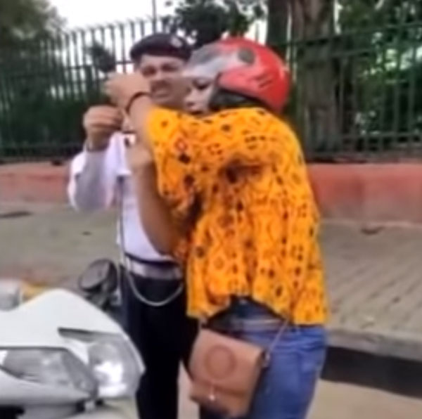 இது புது ஐடியாவா இருக்கே... போலீசிடம் இருந்து நைசாக தப்பித்த இளம்பெண்... என்ன செய்தார் தெரியுமா?