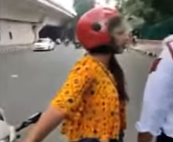 இது புது ஐடியாவா இருக்கே... போலீசிடம் இருந்து நைசாக தப்பித்த இளம்பெண்... என்ன செய்தார் தெரியுமா?