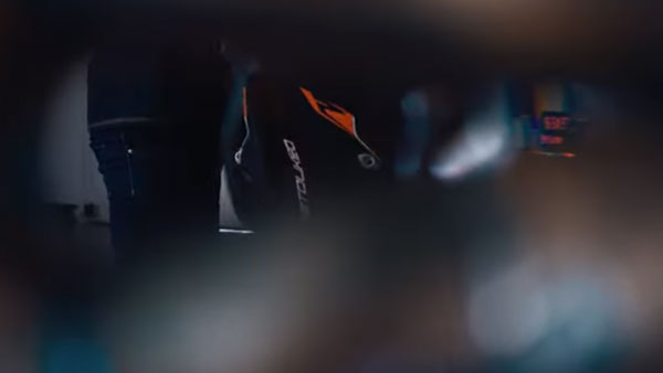 முன்னணி நிறுவனங்களுக்கு போட்டியாக 1290 சூப்பர் ட்யூக் ஆர்-ஐ களத்தில் இறக்கும் கேடிஎம்!