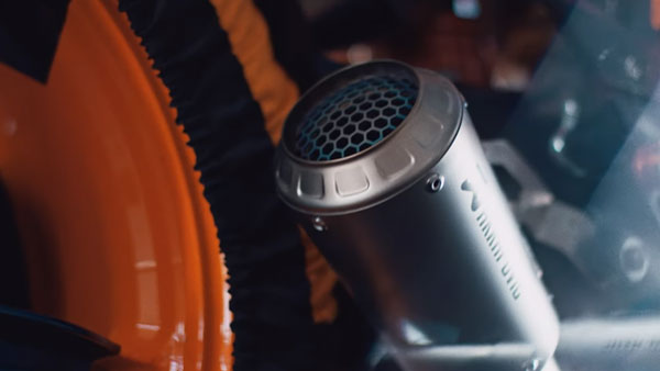 முன்னணி நிறுவனங்களுக்கு போட்டியாக 1290 சூப்பர் ட்யூக் ஆர்-ஐ களத்தில் இறக்கும் கேடிஎம்!