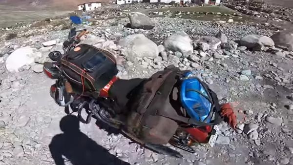 லடாக்கின் கரடு முரடான சாலையில் சிக்கிய பஜாஜ் பல்சர்... இக்கட்டான சூழலில் உதவிக் கரம் நீட்டிய இராணுவ வீரர்... வீடியோ!