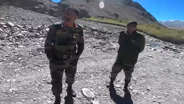 லடாக்கின் கரடு முரடான சாலையில் சிக்கிய பஜாஜ் பல்சர்... இக்கட்டான சூழலில் உதவிக் கரம் நீட்டிய இராணுவ வீரர்... வீடியோ!