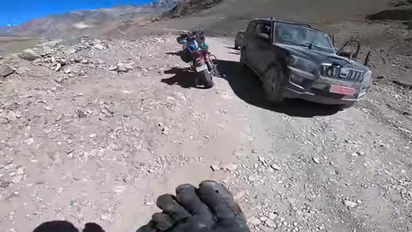 லடாக்கின் கரடு முரடான சாலையில் சிக்கிய பஜாஜ் பல்சர்... இக்கட்டான சூழலில் உதவிக் கரம் நீட்டிய இராணுவ வீரர்... வீடியோ!