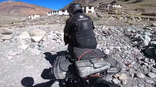 லடாக்கின் கரடு முரடான சாலையில் சிக்கிய பஜாஜ் பல்சர்... இக்கட்டான சூழலில் உதவிக் கரம் நீட்டிய இராணுவ வீரர்... வீடியோ!