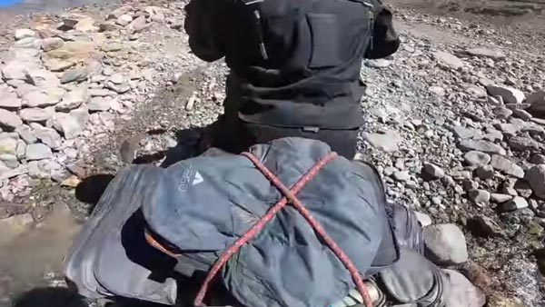 லடாக்கின் கரடு முரடான சாலையில் சிக்கிய பஜாஜ் பல்சர்... இக்கட்டான சூழலில் உதவிக் கரம் நீட்டிய இராணுவ வீரர்... வீடியோ!