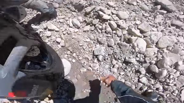 லடாக்கின் கரடு முரடான சாலையில் சிக்கிய பஜாஜ் பல்சர்... இக்கட்டான சூழலில் உதவிக் கரம் நீட்டிய இராணுவ வீரர்... வீடியோ!