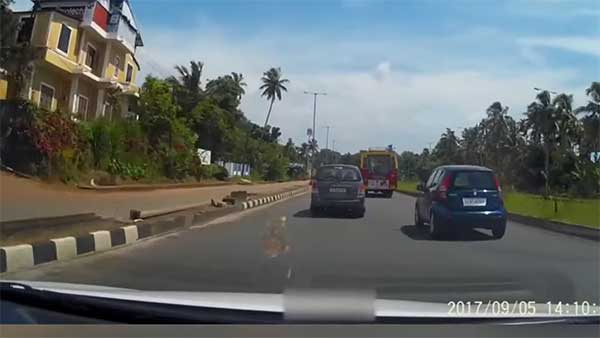 நூலிழையில் உயிர் தப்பிய வாகன ஓட்டி... அதிவேகமாக சென்ற கார் ஓவர் டேக் செய்யும் அதிர்ச்சி வீடியோ!