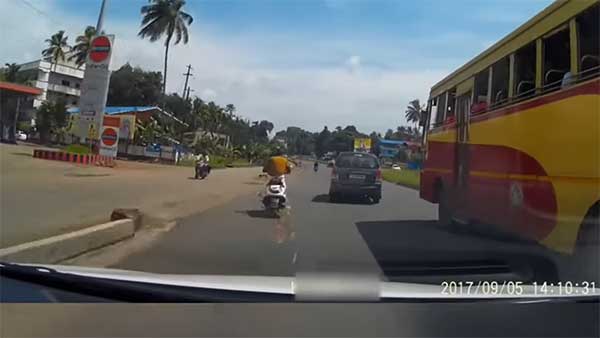 நூலிழையில் உயிர் தப்பிய வாகன ஓட்டி... அதிவேகமாக சென்ற கார் ஓவர் டேக் செய்யும் அதிர்ச்சி வீடியோ!