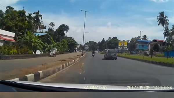 நூலிழையில் உயிர் தப்பிய வாகன ஓட்டி... அதிவேகமாக சென்ற கார் ஓவர் டேக் செய்யும் அதிர்ச்சி வீடியோ!