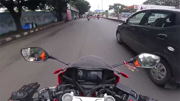 விலையுயர்ந்த பைக்குகளில் சென்ற குழுவுக்கு ஏற்பட்ட சோகம்: மடக்கிபிடித்து திட்டிதீர்த்த பாதசாரிகள்!!!