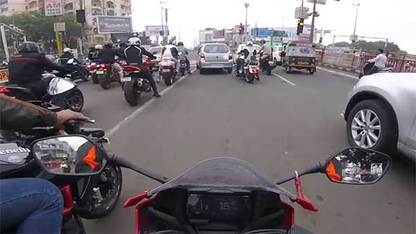 விலையுயர்ந்த பைக்குகளில் சென்ற குழுவுக்கு ஏற்பட்ட சோகம்: மடக்கிபிடித்து திட்டிதீர்த்த பாதசாரிகள்!!!