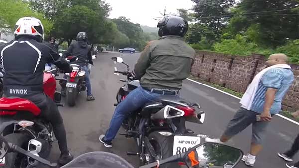 விலையுயர்ந்த பைக்குகளில் சென்ற குழுவுக்கு ஏற்பட்ட சோகம்: மடக்கிபிடித்து திட்டிதீர்த்த பாதசாரிகள்!!!