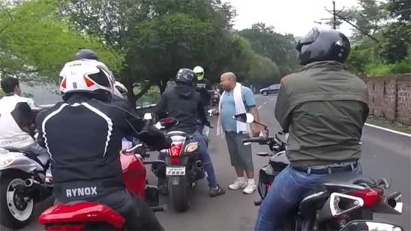 விலையுயர்ந்த பைக்குகளில் சென்ற குழுவுக்கு ஏற்பட்ட சோகம்: மடக்கிபிடித்து திட்டிதீர்த்த பாதசாரிகள்!!!