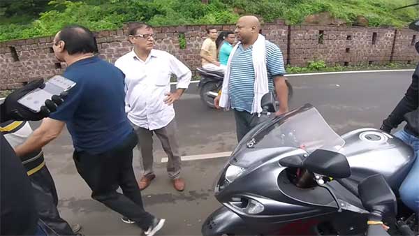 விலையுயர்ந்த பைக்குகளில் சென்ற குழுவுக்கு ஏற்பட்ட சோகம்: மடக்கிபிடித்து திட்டிதீர்த்த பாதசாரிகள்!!!