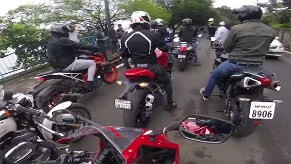 விலையுயர்ந்த பைக்குகளில் சென்ற குழுவுக்கு ஏற்பட்ட சோகம்: மடக்கிபிடித்து திட்டிதீர்த்த பாதசாரிகள்!!!