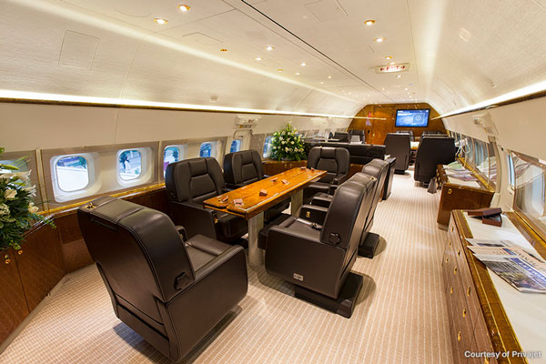 முகேஷ் அம்பானி வைத்திருக்கும் மாளிகை போன்ற பிரைவேட் ஜெட்டின் விலை இதுதான்... மயக்கம் போட்றாதீங்க...