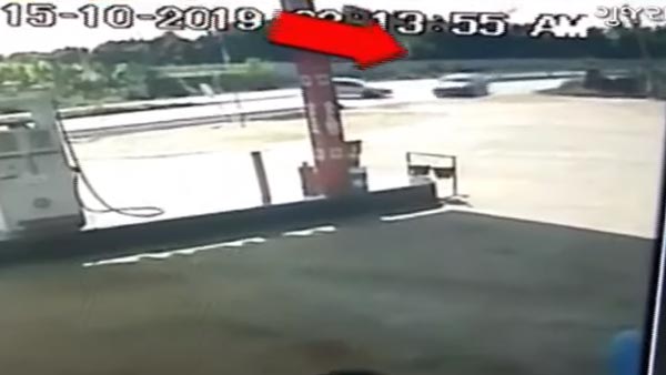 திடீரென கார் குறுக்கே வந்ததால் விபத்து... டிவைடரின்மீது மோதி 10 அடி உயரத்திற்கு பறந்த டொயெட்டா இன்னோவா.. பரபரப்பு வீடியோ!