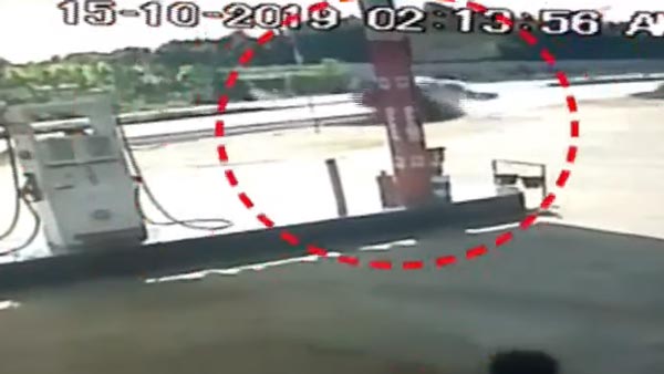 திடீரென கார் குறுக்கே வந்ததால் விபத்து... டிவைடரின்மீது மோதி 10 அடி உயரத்திற்கு பறந்த டொயெட்டா இன்னோவா.. பரபரப்பு வீடியோ!