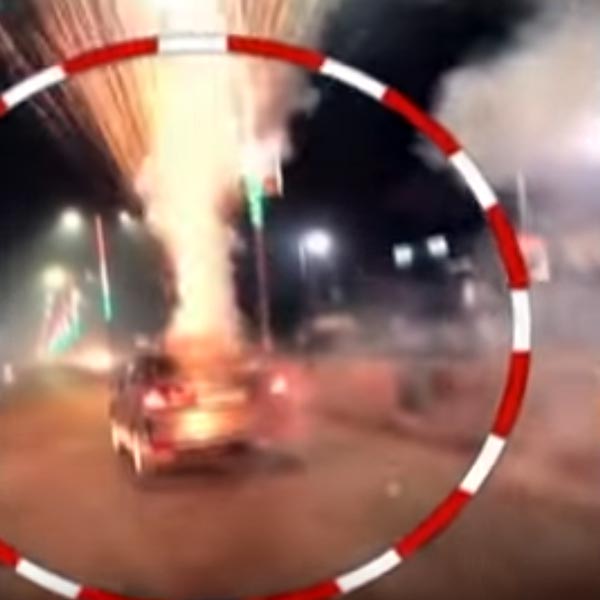 வைரலாகும் வீடியோ... காரின் சன் ரூஃப் வழியாக ராக்கெட் லான்ச் செய்த 'விஞ்ஞானிகளை' போலீஸ் தேடுகிறது...