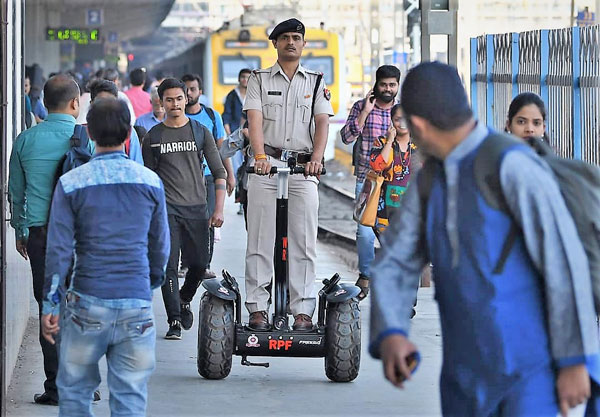 சென்னை சென்ட்ரல் ரயில் நிலையத்தில் போலீசார் செக்வே ஸ்கூட்டரில் ரோந்து!