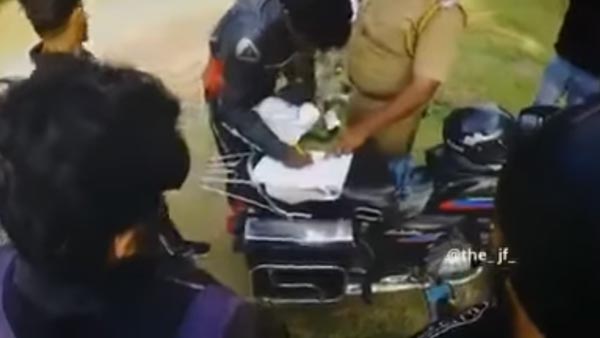 கூச்சமே இல்லாமல் காசு பிடுங்கிய தமிழக போலீஸ்காரர்... ரகசியமாக வீடியோ எடுத்து சிக்க வைத்த இளைஞர்கள் கூச்சமே இல்லாமல் காசு பிடுங்கிய தமிழக போலீஸ்காரர்... ரகசியமாக வீடியோ எடுத்து சிக்க வைத்த இளைஞர்கள்