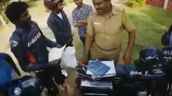 கூச்சமே இல்லாமல் காசு பிடுங்கிய தமிழக போலீஸ்காரர்... ரகசியமாக வீடியோ எடுத்து சிக்க வைத்த இளைஞர்கள் கூச்சமே இல்லாமல் காசு பிடுங்கிய தமிழக போலீஸ்காரர்... ரகசியமாக வீடியோ எடுத்து சிக்க வைத்த இளைஞர்கள்