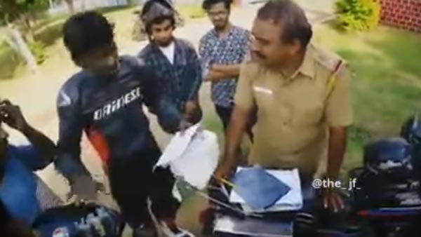 கூச்சமே இல்லாமல் காசு பிடுங்கிய தமிழக போலீஸ்காரர்... ரகசியமாக வீடியோ எடுத்து சிக்க வைத்த இளைஞர்கள் கூச்சமே இல்லாமல் காசு பிடுங்கிய தமிழக போலீஸ்காரர்... ரகசியமாக வீடியோ எடுத்து சிக்க வைத்த இளைஞர்கள்