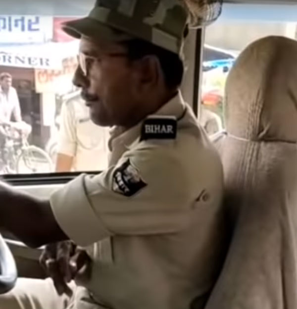 போலீஸ்காரரை பழி தீர்த்த மருத்துவர்... பீஹாரில் அரங்கேறிய சுவாரஷ்யமான சம்பவம்!
