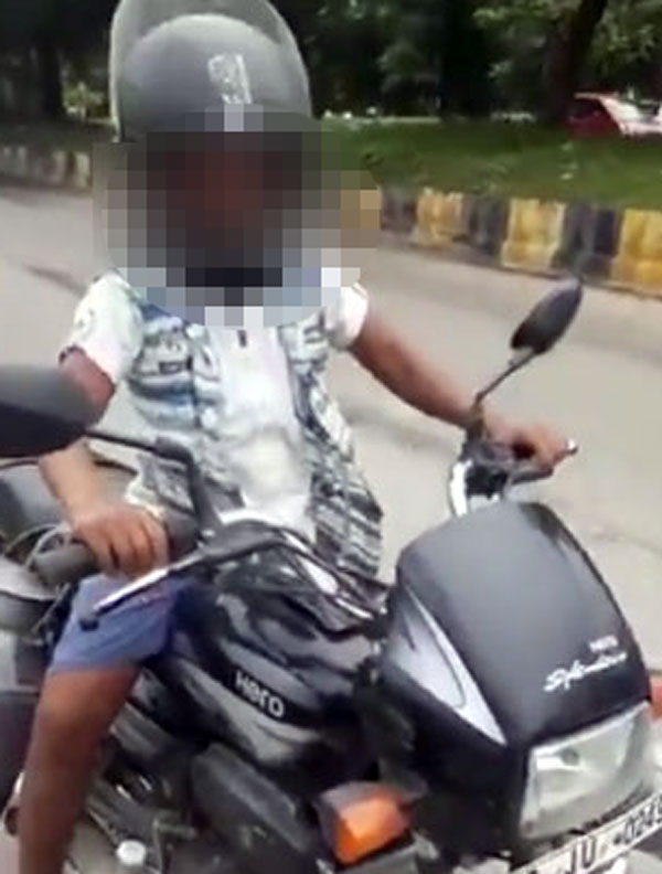  8 வயது சிறுவன் பைக் ஓட்டும் வீடியோ வைரல்... தந்தைக்கு கிடைத்த கடும் தண்டனை என்னவென்று தெரியுமா?