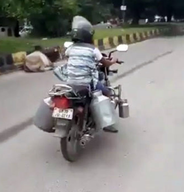  8 வயது சிறுவன் பைக் ஓட்டும் வீடியோ வைரல்... தந்தைக்கு கிடைத்த கடும் தண்டனை என்னவென்று தெரியுமா?