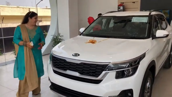 இந்தியர்கள் தவமிருக்கும் காரை மனைவிக்கு அன்பு பரிசாக வழங்கிய கணவர்... எதற்காக தெரியுமா...?