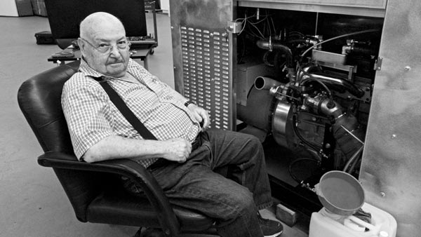 பெட்ரோல், டீசலுக்கு குட்பை... தண்ணீரில் இயங்கும் கார் எஞ்சின்!