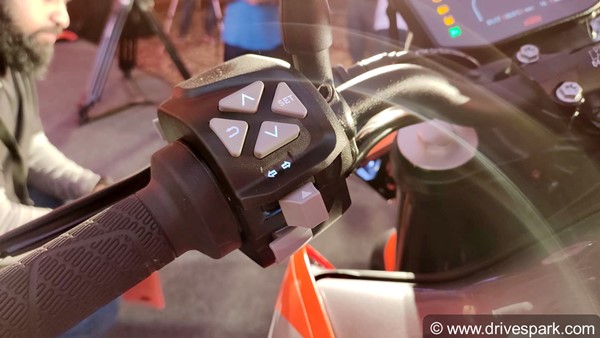 9 லட்ச ரூபாய்க்கு கேடிஎம் பைக்கை வாங்கிய பிரபல நடிகர்... யாரென்று தெரியுமா?