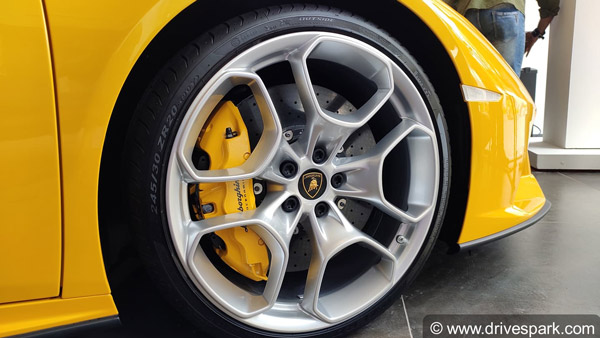 ரூ.4.1 கோடியில் லம்போர்கினி ஹூராகென் எவோ ஸ்பைடர் கன்வெர்ட்டிபிள் கார் அறிமுகம்!