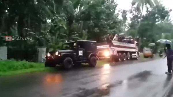 சேற்றில் சிக்கிய பெரிய உருவமுடைய லாரி: அசால்டாக வெளியேற்றிய மஹிந்திரா தார்... வைரல் வீடியோ!