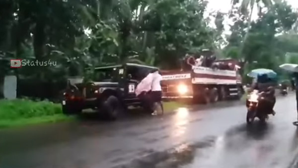 சேற்றில் சிக்கிய பெரிய உருவமுடைய லாரி: அசால்டாக வெளியேற்றிய மஹிந்திரா தார்... வைரல் வீடியோ!