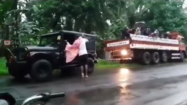 சேற்றில் சிக்கிய பெரிய உருவமுடைய லாரி: அசால்டாக வெளியேற்றிய மஹிந்திரா தார்... வைரல் வீடியோ!