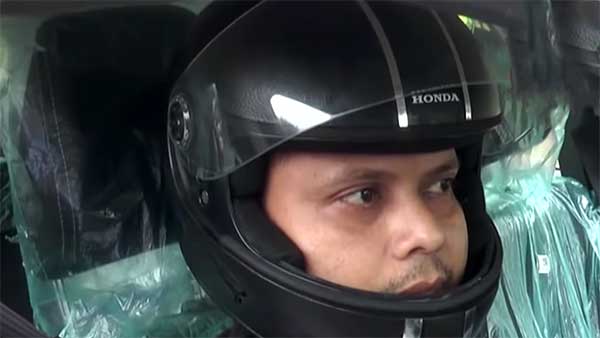 ஹெல்மெட் அணிந்து கார் ஓட்டும் இளைஞர்... ஏன் தெரியுமா?