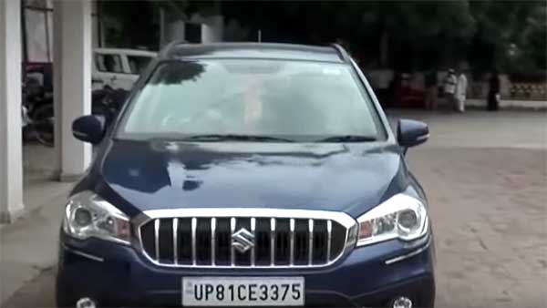 ஹெல்மெட் அணிந்து கார் ஓட்டும் இளைஞர்... ஏன் தெரியுமா?