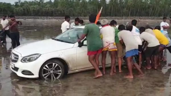 ஆபத்தில் சிக்கிய பென்ஸ் இ-கிளாஸ் கார்: மீட்பதற்கு பேரம் பேசிய உள்ளூர் வாசிகள்... எவ்வளவு தெரியுமா???