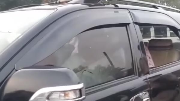 கருப்பு நிற கண்ணாடி கொண்ட காரில் கெத்தாக வலம் வந்த எம்எல்ஏ-வுக்கு அபராதம்... அடடா என்னங்க இப்புடி பண்ணிட்டீங்க!!!