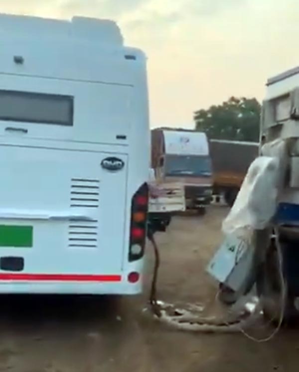 பேருந்தை சார்ஜ் செய்ய டீசல் ஜெனரேட்டரை பயன்படுத்திய ஓட்டுநர்... வைரல் வீடியோவால் அதிர்ச்சி!