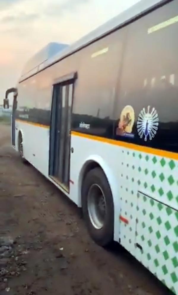 பேருந்தை சார்ஜ் செய்ய டீசல் ஜெனரேட்டரை பயன்படுத்திய ஓட்டுநர்... வைரல் வீடியோவால் அதிர்ச்சி!