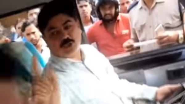 தாறுமாறு... உதவி ஆர்டிஓ-வின் காரை சுற்றி வளைத்து தரமான சம்பவம் செய்த பொதுமக்கள்... எதற்காக தெரியுமா?