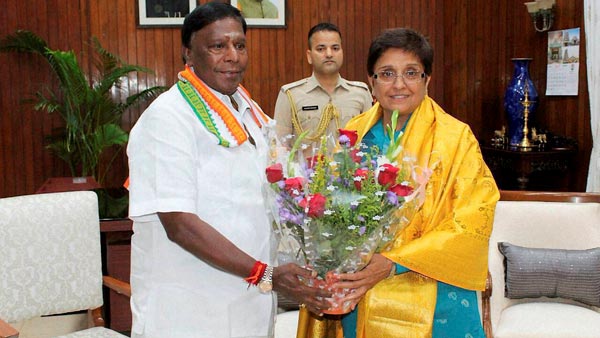 டுவிட்டரில் போரை தொடங்கிய கிரண்பேடி, நாராயணசாமி... பதிலுக்கு பதில் புகைப்படங்களை வெளியிட்டு மோதல்...!