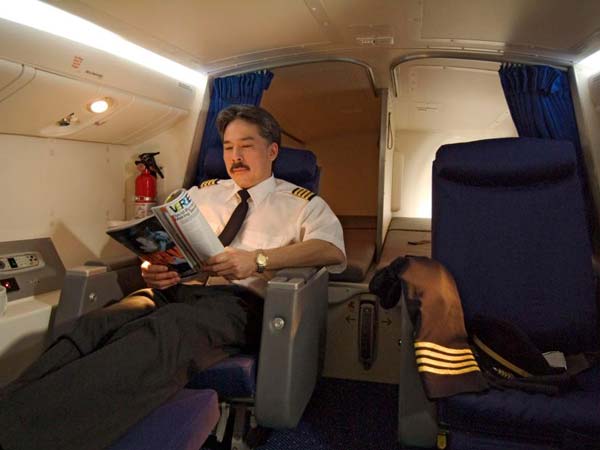 விமானங்களில் இருக்கும் இந்த ரகசிய அறை எதற்காக தெரியுமா? இதை உங்களிடம் யாரும் சொல்ல மாட்டாங்க