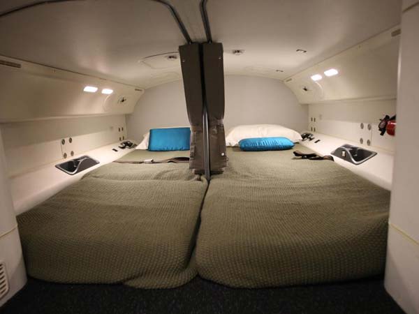 விமானங்களில் இருக்கும் இந்த ரகசிய அறை எதற்காக தெரியுமா? இதை உங்களிடம் யாரும் சொல்ல மாட்டாங்க